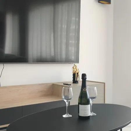 Апартаменти Modern With Terrace *