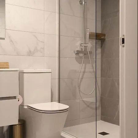 Modern With Terrace Апартаменти